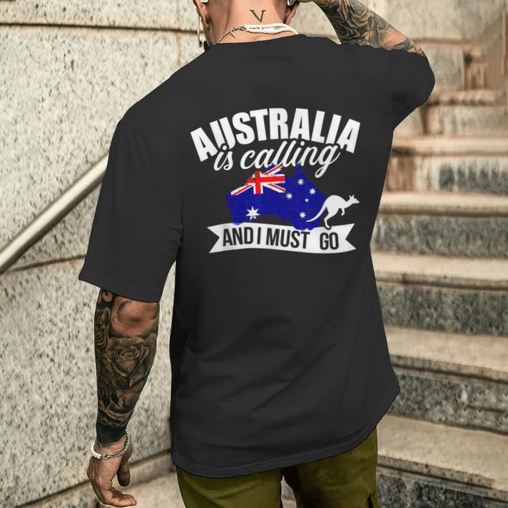 With Australien Ruft Und Ich Muss Gehen T-Shirt mit Rückendruck Geschenke für Ihn