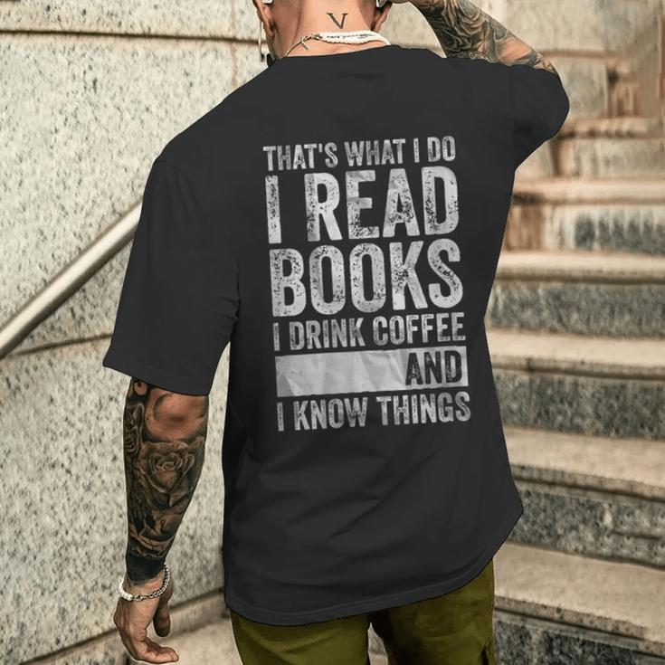 Damen Das Ist Was Ich Mache Ich Lese Bücher Ich Trinke Kaffee Ich Weiß Dinge Mit-Ausschnitt T-Shirt mit Rückendruck Geschenke für Ihn