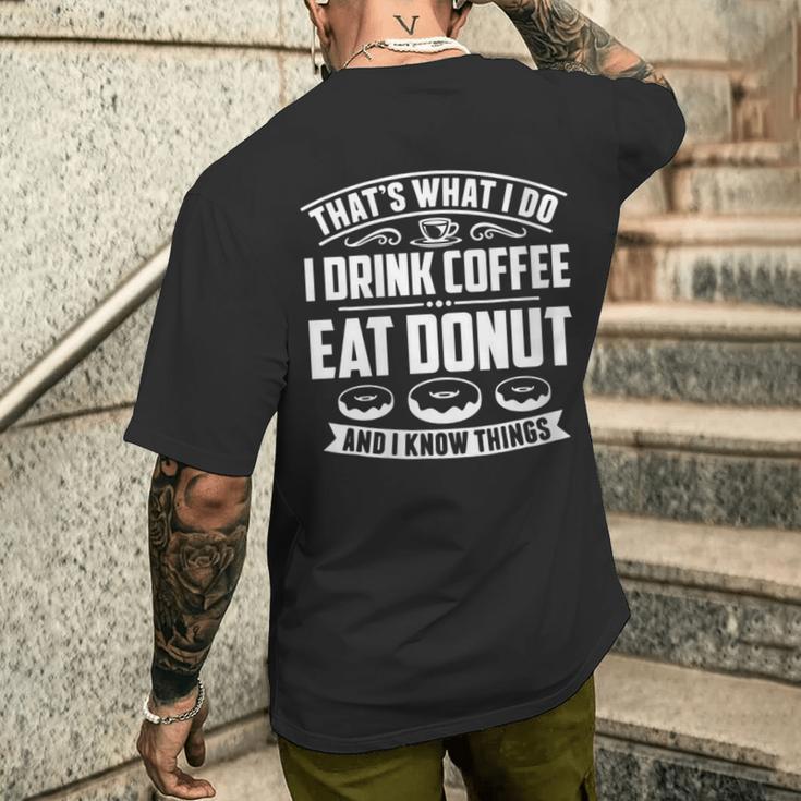 Damen Das Ist Was Ich Trinke Kaffee Esse Donuts Und Weiß Dinge Mit-Ausschnitt T-Shirt mit Rückendruck Geschenke für Ihn