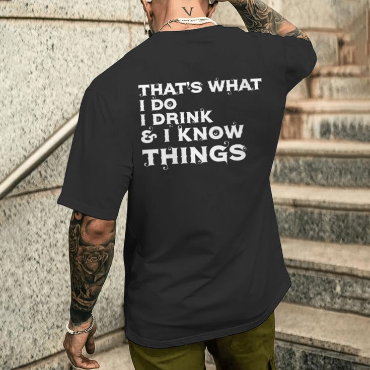 Damen Das Ist Was Ich Trinke Und Ich Weiß Dinge Weißer Text Mit-Ausschnitt T-Shirt mit Rückendruck Geschenke für Ihn