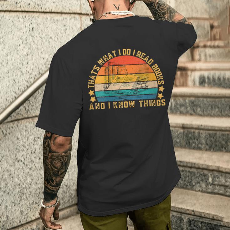 Damen Das Ist Was Ich Tue Ich Lese Bücher Und Ich Weiß Dinge Mit-Ausschnitt T-Shirt mit Rückendruck Geschenke für Ihn