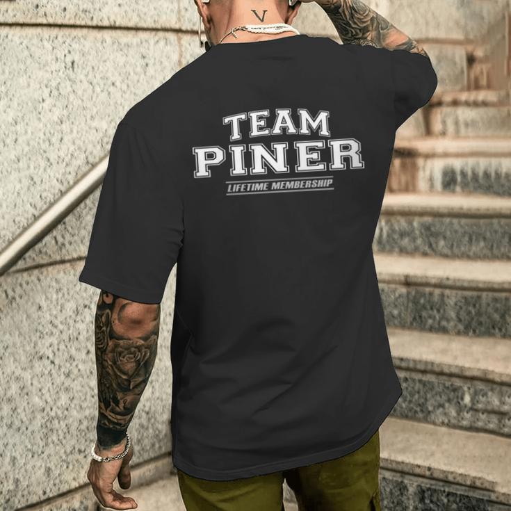 Damen Team Piner Stolzer Familiennachname Nachname Geschenk Mit-Ausschnitt T-Shirt mit Rückendruck Geschenke für Ihn