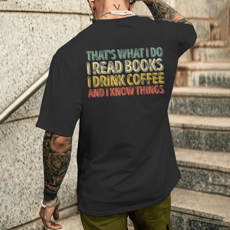 Das Ist Was Ich Mache Ich Lese Büches Ich Trinke Kaffee Ich Weiß Dinge S T-Shirt mit Rückendruck Geschenke für Ihn