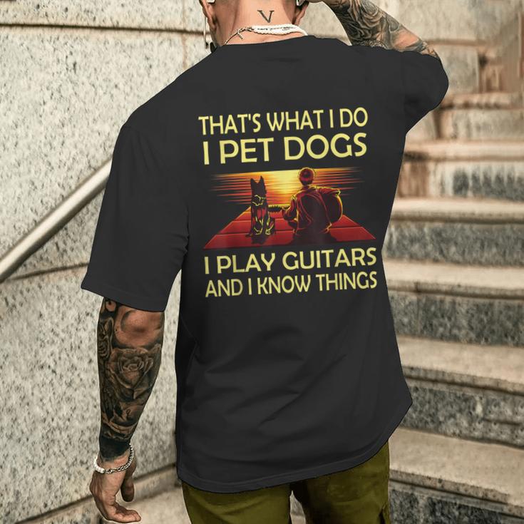 Das Ist Was Ich Mache Ich Pet Dogs Ich Spielen Gitarren Und Ich Weiß Dinge T-Shirt mit Rückendruck Geschenke für Ihn