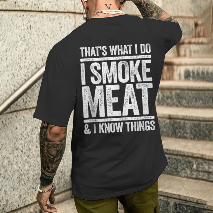 Das Ist Was Ich Mache Ich Rauche Fleisch Und Ich Weiß Dinge Bbq T-Shirt mit Rückendruck Geschenke für Ihn