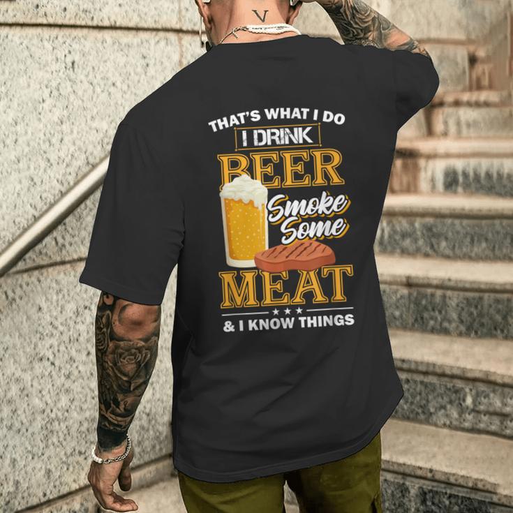 Das Ist Was Ich Tue Ich Trinke Bier Rauch Etwas Fleisch Ich Weiß Dinge T-Shirt mit Rückendruck Geschenke für Ihn