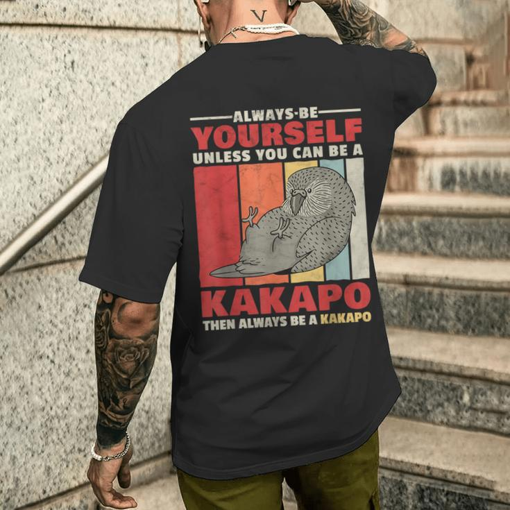 Sei Ein Kakapo New Zealand Parrot Slogan T-Shirt mit Rückendruck Geschenke für Ihn