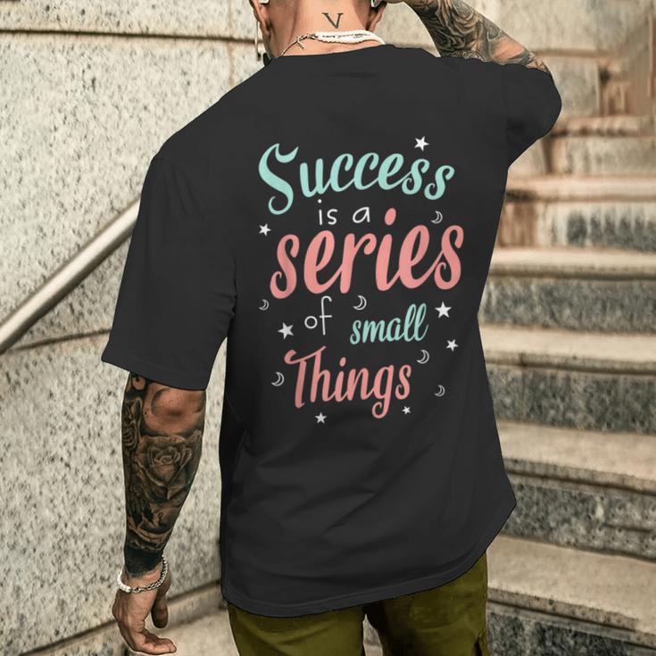 Success Ist Eine Reiheon Kleinen Dingen Motivierende Worte T-Shirt mit Rückendruck Geschenke für Ihn