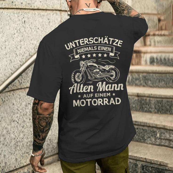 Unterschätze Niemals Einen Old Mann Auf Einem Motorrad T-Shirt mit Rückendruck Geschenke für Ihn