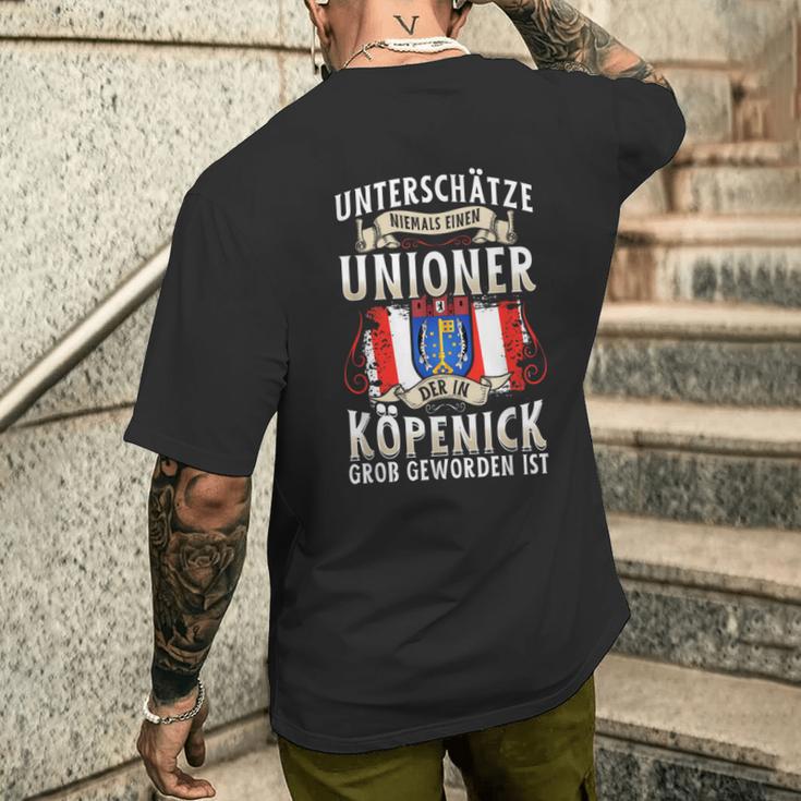 Unterschätze Niemals Einen Unioner Aus Köpenick Football Fans T-Shirt mit Rückendruck Geschenke für Ihn