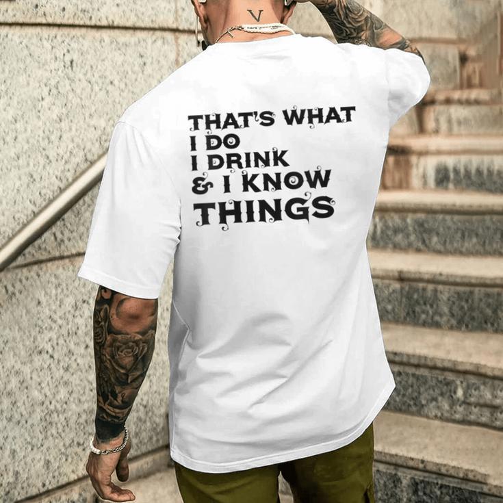 Damen Das Ist Was Ich Tue Ich Trinke Und Ich Weiß Dinge Mit-Ausschnitt T-Shirt mit Rückendruck Geschenke für Ihn