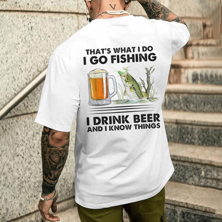 Das Ist Was Ich Mache Ich Gehe Angeln Ich Trinke Bier Und Ich Weiß Dinge T-Shirt mit Rückendruck Geschenke für Ihn