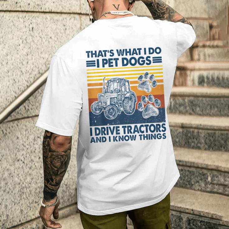 Das Ist Das Was Ich Mache Ich Hunde Haustiere Ich Fahrre Tractors Ich Weiß Dinge T-Shirt mit Rückendruck Geschenke für Ihn