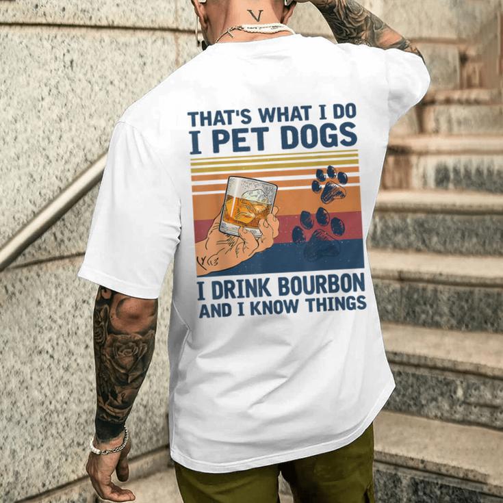 Das Ist Was Ich Mache Ich Pet Dogs Ich Trinke Bourbon Ich Weiß Dinge T-Shirt mit Rückendruck Geschenke für Ihn