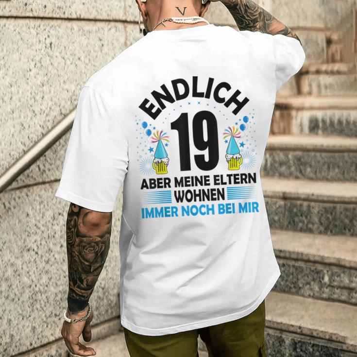 Endlich 19 Aber Meine Eltern Wohnen Noch Bei Mir T-Shirt mit Rückendruck Geschenke für Ihn