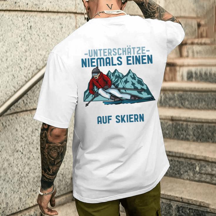 Unterschätze Niemals Einen Alten Mann Auf Skis I Skiing Long-Sleeved T-Shirt mit Rückendruck Geschenke für Ihn