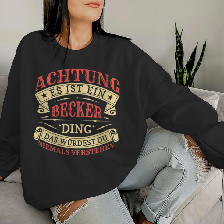 Women's Achtung Es Ist Ein Becker Ding Last Name Plate With-Neck Sweatshirt Frauen Geschenke für Sie