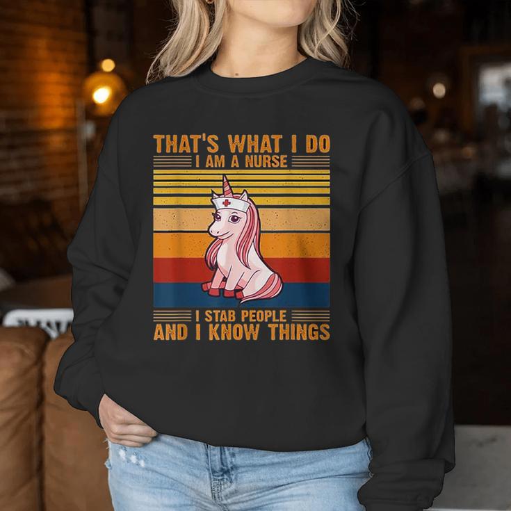 Das Ist Was Ich Tue Ich Bin Eine Krankenschwester Ich Steche Menschen Und Ich Weiß Dinge Sweatshirt Frauen Lustige Geschenke