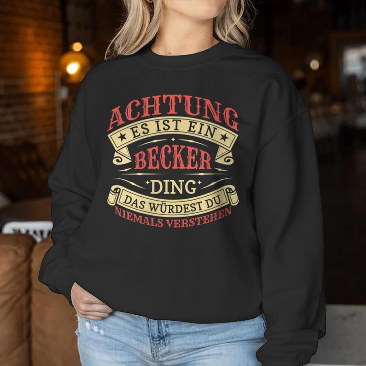 Women's Achtung Es Ist Ein Becker Ding Last Name Plate With-Neck Sweatshirt Frauen Lustige Geschenke