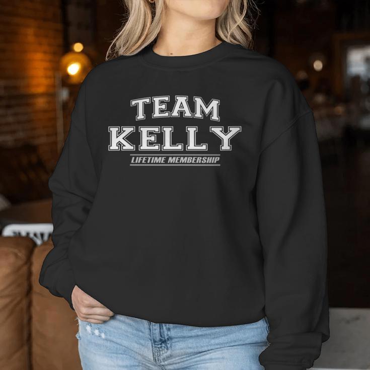 Women's Team Kelly Proud Family Name Last Name With-Neck Sweatshirt Frauen Lustige Geschenke