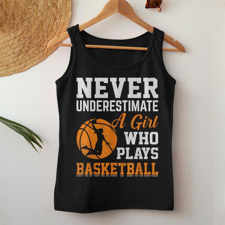 Unterschätze Niemals Ein Girl Das Basketball Plays Tank Top Frauen Lustige Geschenke