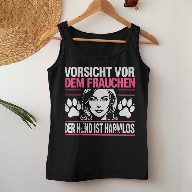 Women'sorsichtor Dem Frauchen Der Hund Ist Harmlos Tank Top Frauen Lustige Geschenke