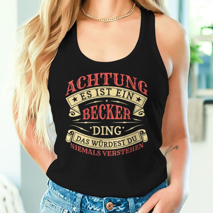 Women's Achtung Es Ist Ein Becker Ding Last Name Plate With-Neck Tank Top Frauen Geschenke für Sie