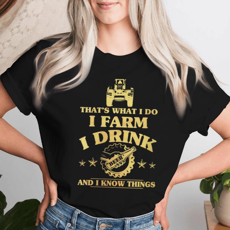 Damen Das Ist Was Ich Mache Farm Drink Beer Ich Weiß Dinge Mit-Ausschnitt T-shirt Frauen Geschenke für Sie