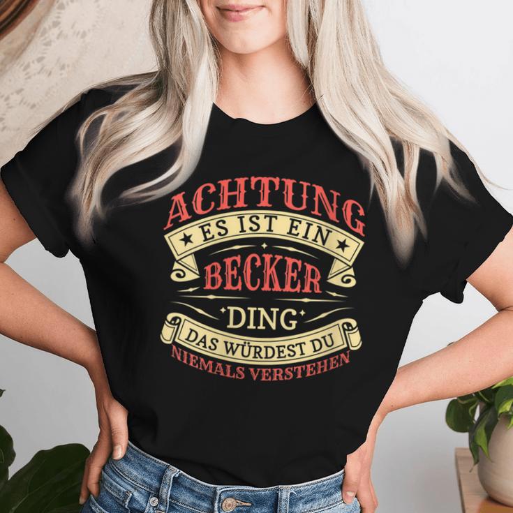 Women's Achtung Es Ist Ein Becker Ding Last Name Plate With-Neck T-shirt Frauen Geschenke für Sie