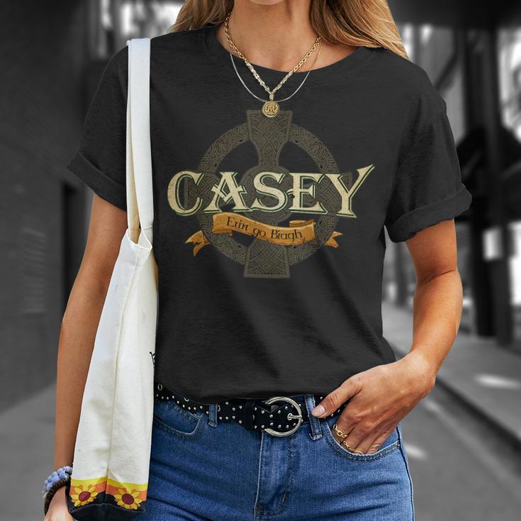 Casey Irischer Nachname Casey Irish Family Name Keltisches Kreuz T-Shirt Geschenke für Sie