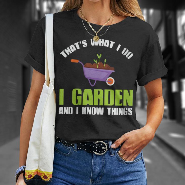 Damen Das Ist Was Ich Im Garten Mache Und Ich Weiß Dinge Mit-Ausschnitt T-Shirt Geschenke für Sie