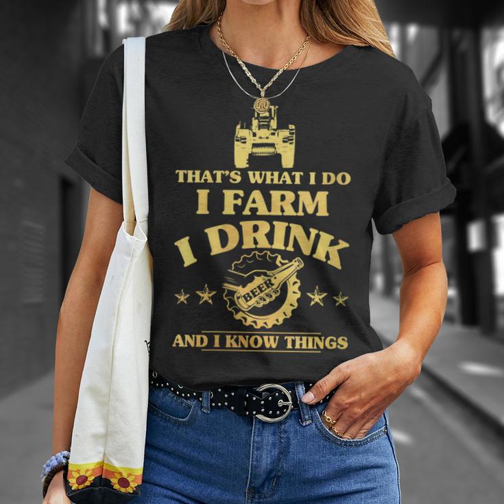 Damen Das Ist Was Ich Mache Farm Drink Beer Ich Weiß Dinge Mit-Ausschnitt T-Shirt Geschenke für Sie