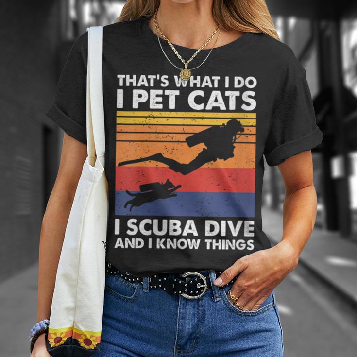 Damen Das Ist Was Ich Mache Ich Streichle Katzen I Scuba Dive & Ich Weiß Dinge Mit-Ausschnitt T-Shirt Geschenke für Sie