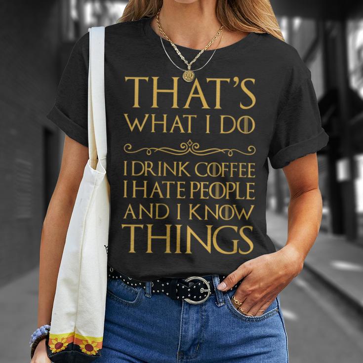 Damen Das Ist Was Ich Mache Ich Trinke Kaffee Ich Hasse Leute Ich Weiß Dinge Mit-Ausschnitt T-Shirt Geschenke für Sie