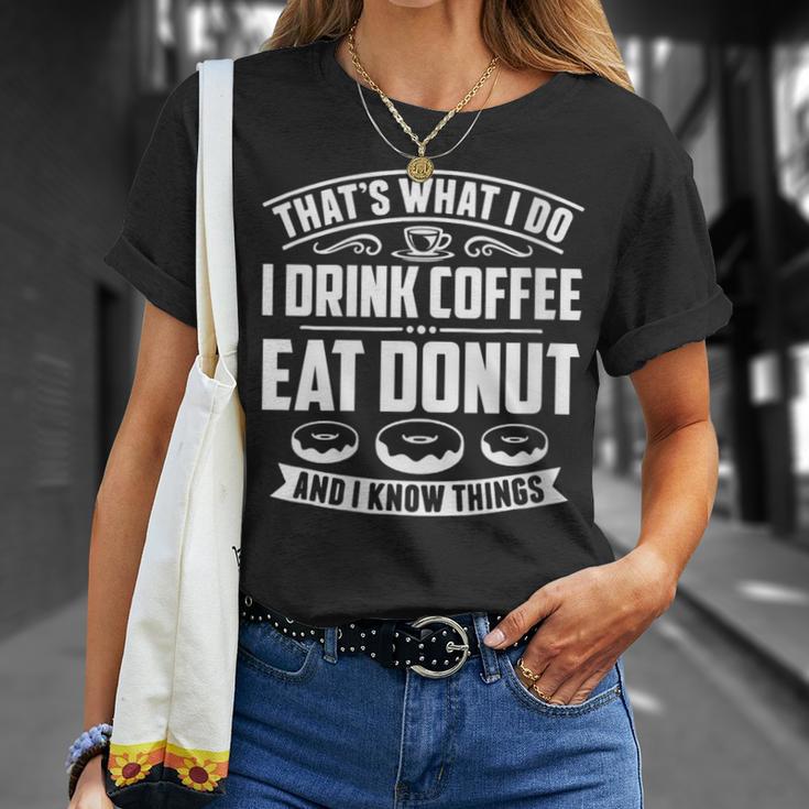 Damen Das Ist Was Ich Trinke Kaffee Esse Donuts Und Weiß Dinge Mit-Ausschnitt T-Shirt Geschenke für Sie