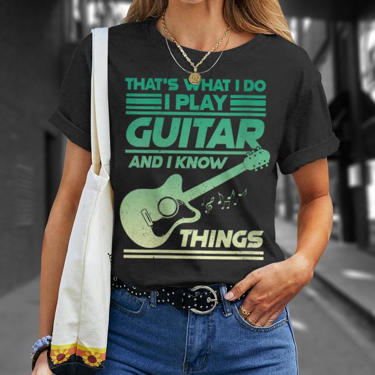 Damen Das Ist Was Ich Tue Ich Spiele Gitarre Und Ich Weiß Dinge Mit-Ausschnitt T-Shirt Geschenke für Sie