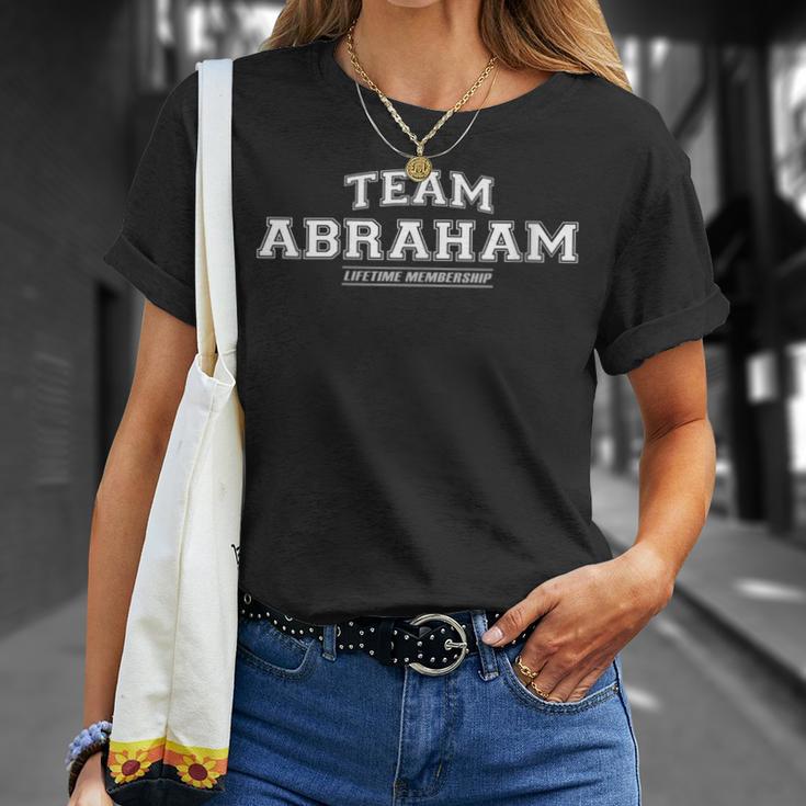 Damen Team Abraham Stolzer Familiennachname Nachname Geschenk Mit-Ausschnitt T-Shirt Geschenke für Sie