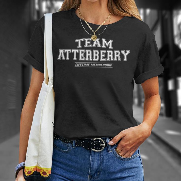 Damen Team Atterberry Stolzer Familiennachname Nachname Geschenk Mit-Ausschnitt T-Shirt Geschenke für Sie