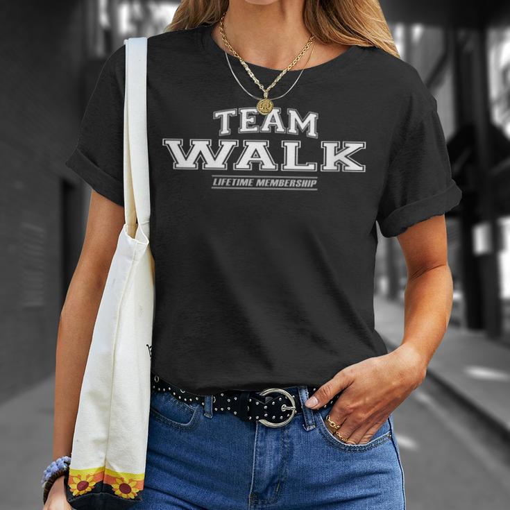 Damen Team Walk Stolzer Familienname Nachname Geschenk Mit-Ausschnitt T-Shirt Geschenke für Sie