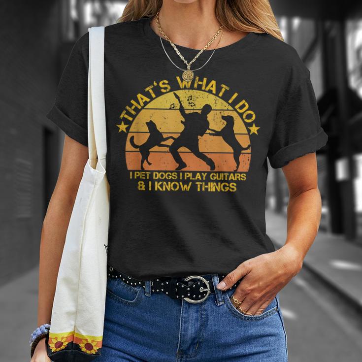 Das Ist Was Ich Mache Ich Pet Dogs Ich Spiele Gitarren Und Ich Weiß Dinge T-Shirt Geschenke für Sie