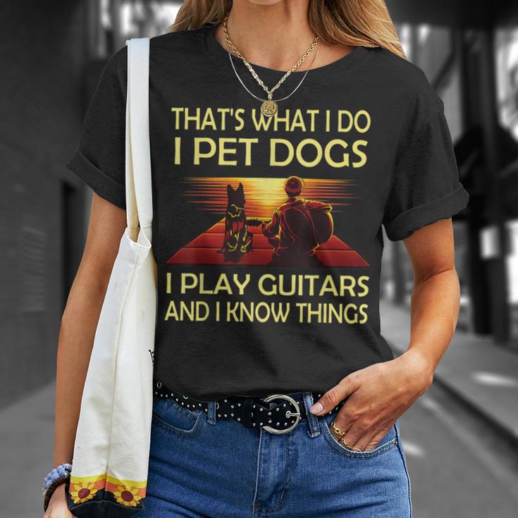 Das Ist Was Ich Mache Ich Pet Dogs Ich Spielen Gitarren Und Ich Weiß Dinge T-Shirt Geschenke für Sie