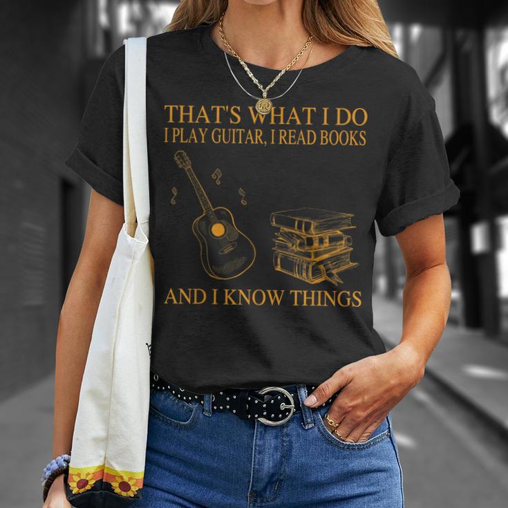 Das Ist Was Ich Mache Ich Spiele Gitarre Ich Lese Bücher Ich Weiß Dinge T-Shirt Geschenke für Sie