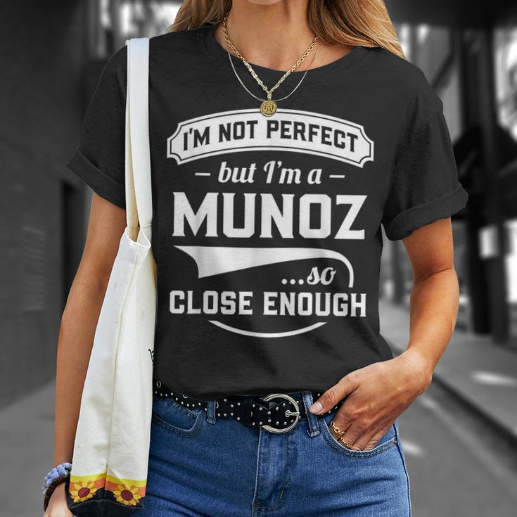 Ich Bin Nicht Perfekt Aber Ich Bin Ein Munoz So Nah Genug Nachname T-Shirt Geschenke für Sie