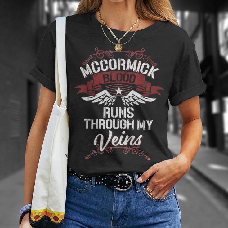 Mccormick Blood Runs Through Myeins Last Name Family T-Shirt Geschenke für Sie