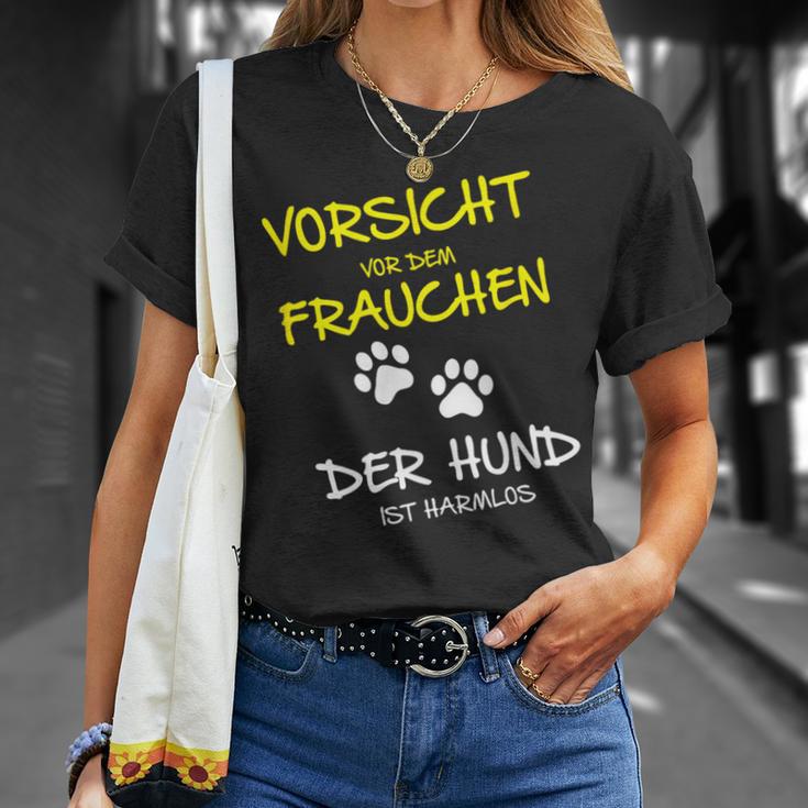 Vorsichtor Dem Frauchen Der Hund Ist Harmlos Careful Before The T-Shirt Geschenke für Sie