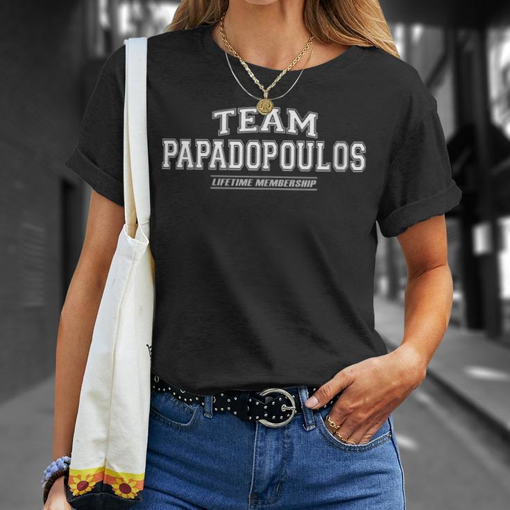 Women's Team Papadopoulos Proud Surname Last Name With-Neck T-Shirt Geschenke für Sie