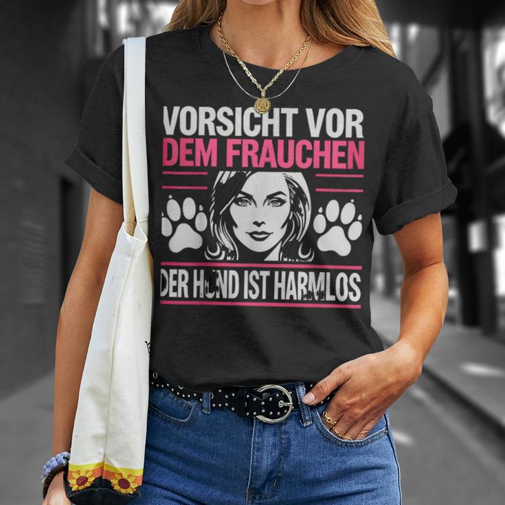 Women'sorsichtor Dem Frauchen Der Hund Ist Harmlos T-Shirt Geschenke für Sie