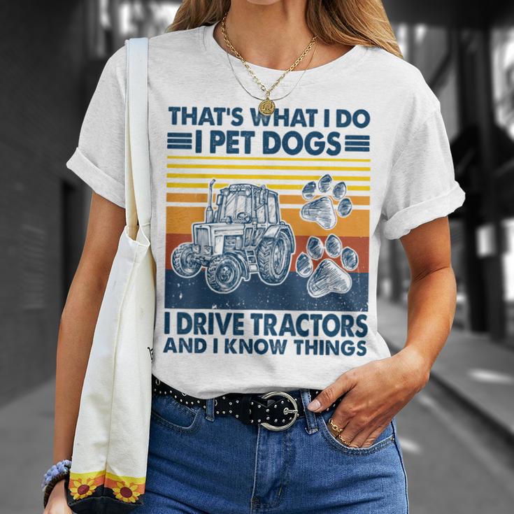 Das Ist Das Was Ich Mache Ich Hunde Haustiere Ich Fahrre Tractors Ich Weiß Dinge T-Shirt Geschenke für Sie