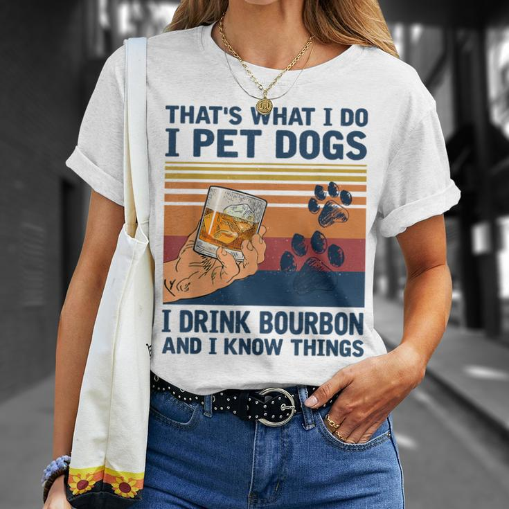 Das Ist Was Ich Mache Ich Pet Dogs Ich Trinke Bourbon Ich Weiß Dinge T-Shirt Geschenke für Sie