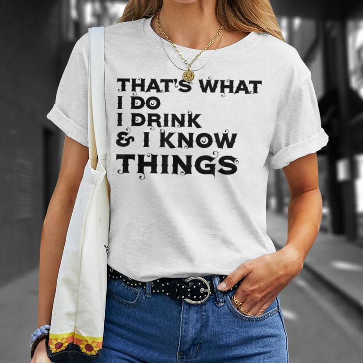 Das Ist Was Ich Tue Ich Trinke Und Ich Weiß Dinge T-Shirt Geschenke für Sie